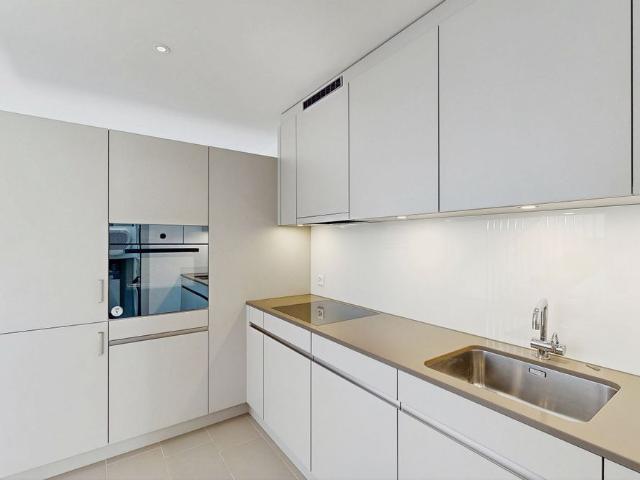 Modern single apartment in Zurich with spacious roof terrace!