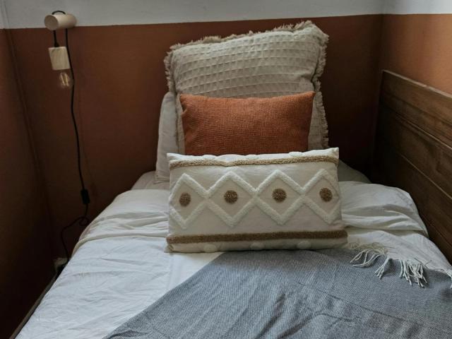 Modern single bedroom in L'Eixample