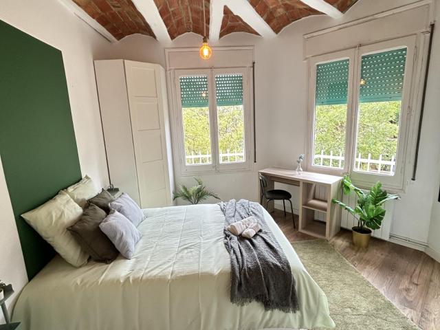 Modern single bedroom in shared flat in the vicinity of the Parc de Montjuïc
