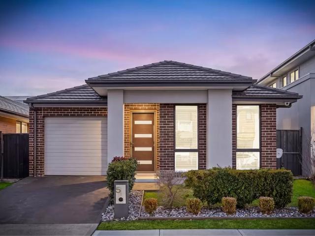 Modern Single Level Living in a Convenient Melonba!