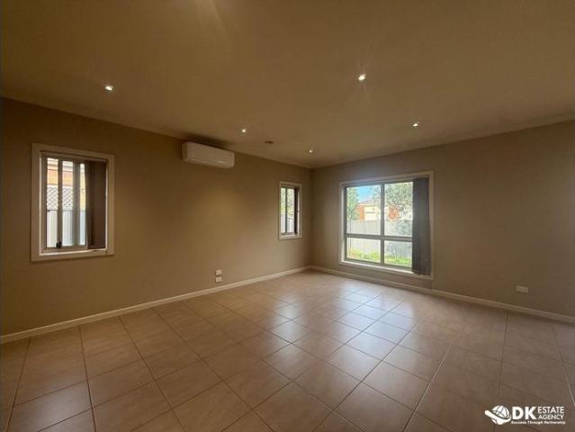 Modern & Spacious 3 Bedroom House in Tarneit