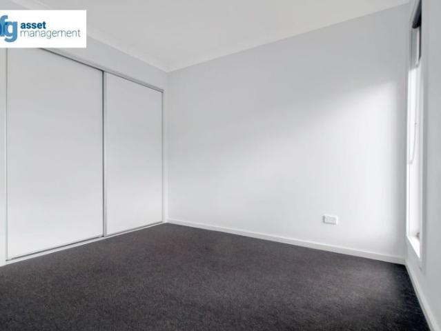 Modern & Spacious 3 Bedroom Townhouse in Doreen!