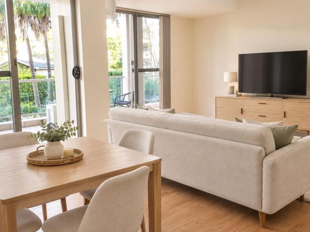 MODERN & SPACIOUS 2 BEDROOM APARTMENT + SECURE LOCK UP GARAGE