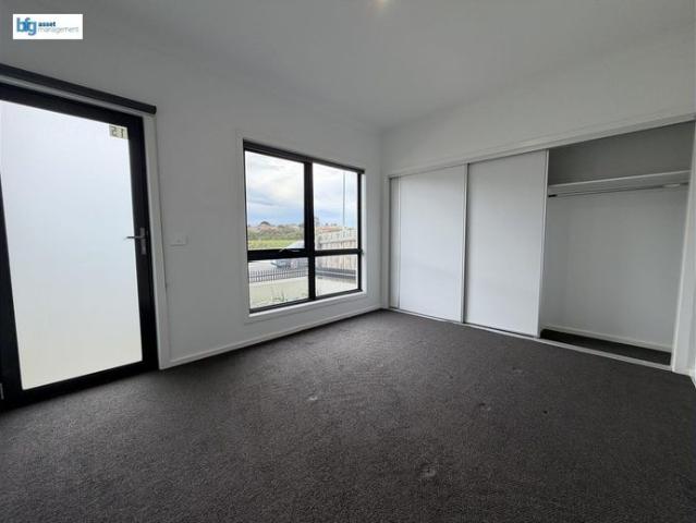 Modern & Spacious 2 Bedroom Townhouse in the Heart of Berwick