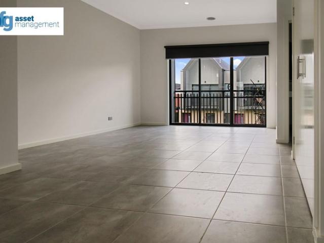 Modern & Spacious 2 Bedroom Townhouses with Single Carport in Pakenham!