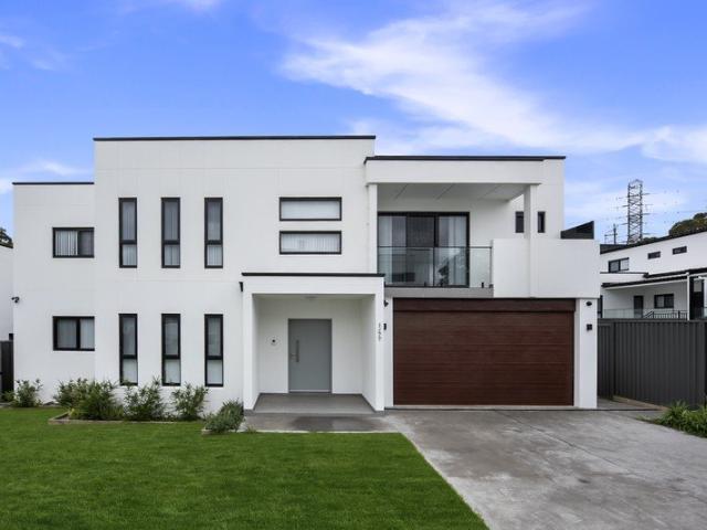 Modern & Spacious 7 Bedroom Residence !