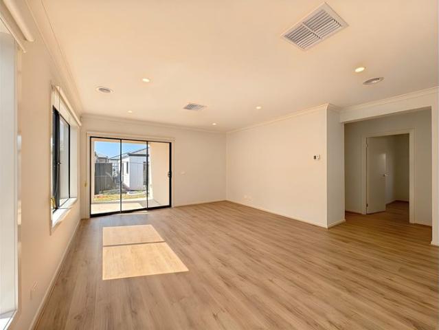 Modern & Spacious 4 Bedroom Family Home in Tarneit