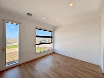 Modern & Spacious 4 Bedroom Family Home in Tarneit