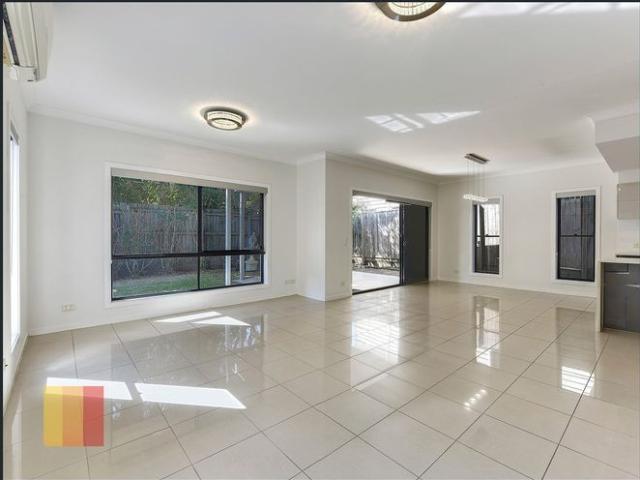 MODERN SPACIOUS 4 BEDROOM HOME WITH AIR CON