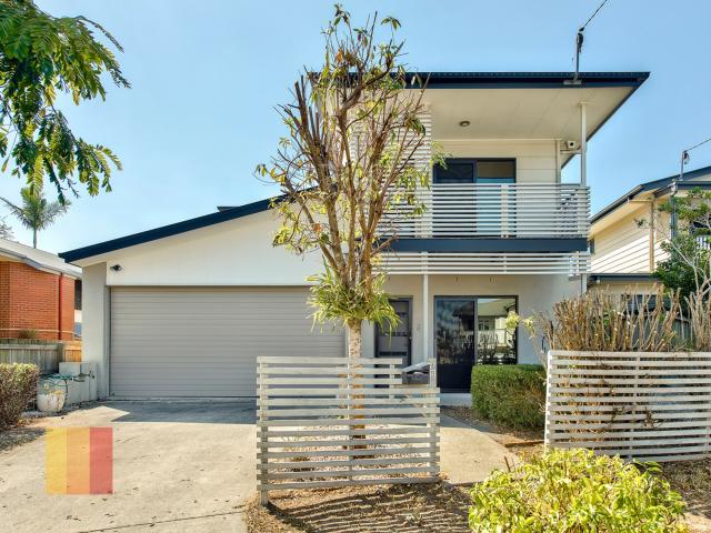 MODERN SPACIOUS 4 BEDROOM HOME WITH AIR CON