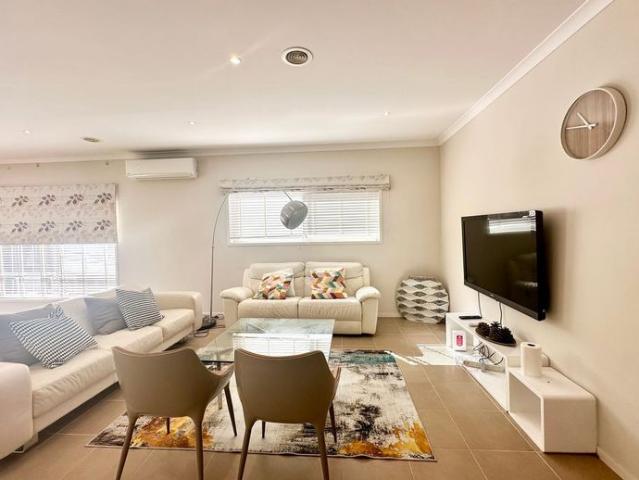 Modern spacious 4 beds Living in Kingsford Estate Point Cook