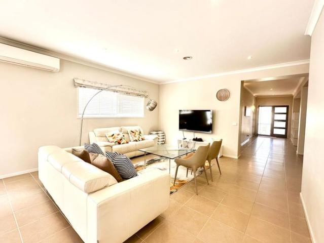 Modern spacious 4 beds Living in Kingsford Estate Point Cook