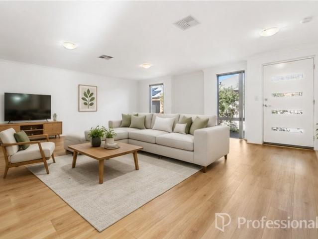 Modern & Spacious Corner Villa | Low Maintenance Living in a Quiet Complex