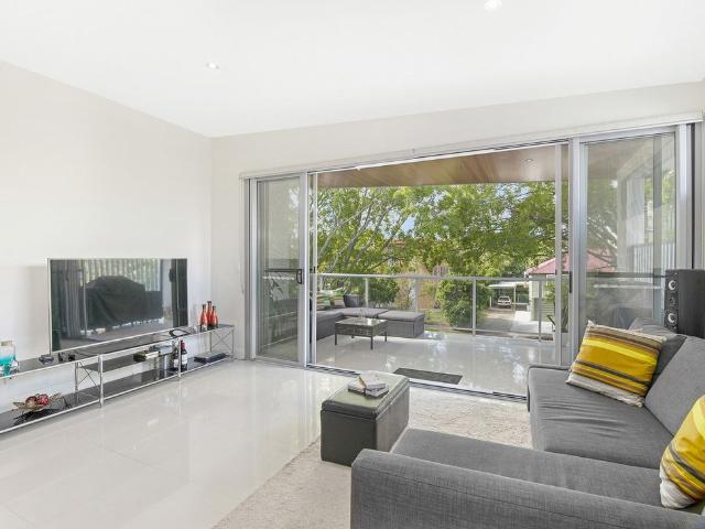 Modern, Spacious & Central Apartment