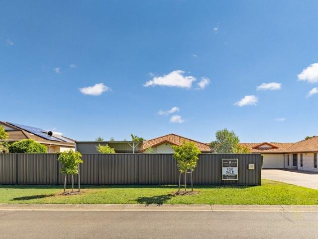 Modern, Spacious Duplex with Large Private Yard, Outdoor Entertaining & No Body Corp