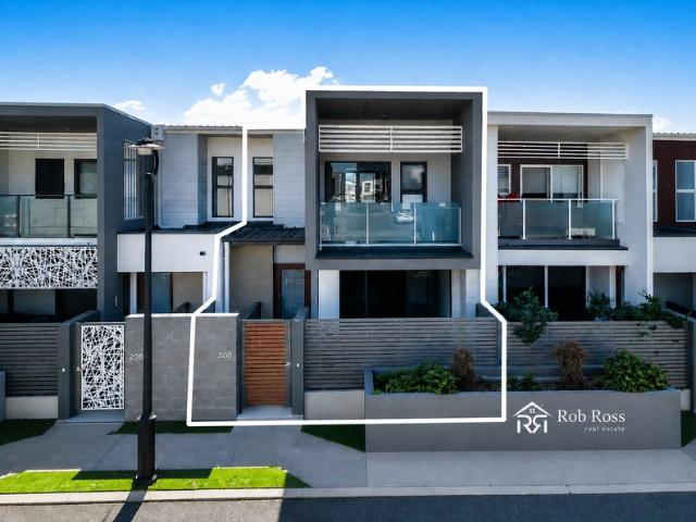 Modern Townhome in Exclusive Vue Terraces Perfect Lifestyle or Investment!