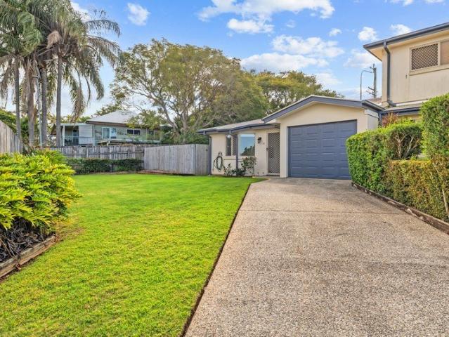 Modern, Spacious & Exceptionally Private Villa in a Walk to Rail Location
