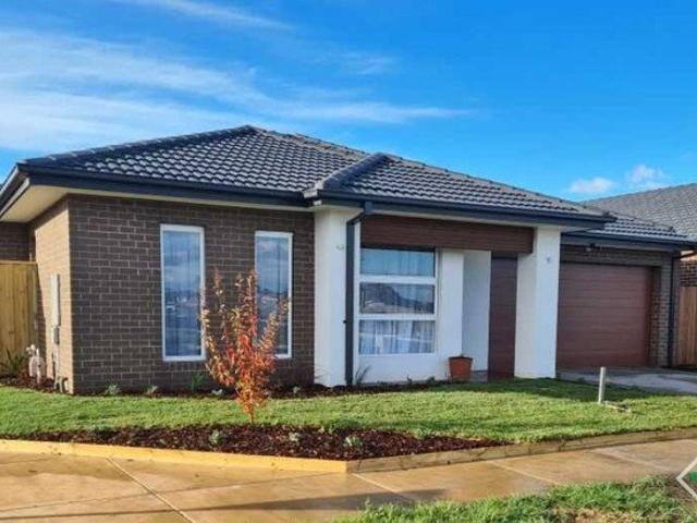 MODERN & SPACIOUS FAMILY HOME