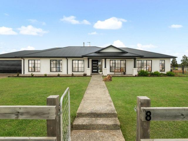 Modern Spacious Family Living on One Acre 3998m2