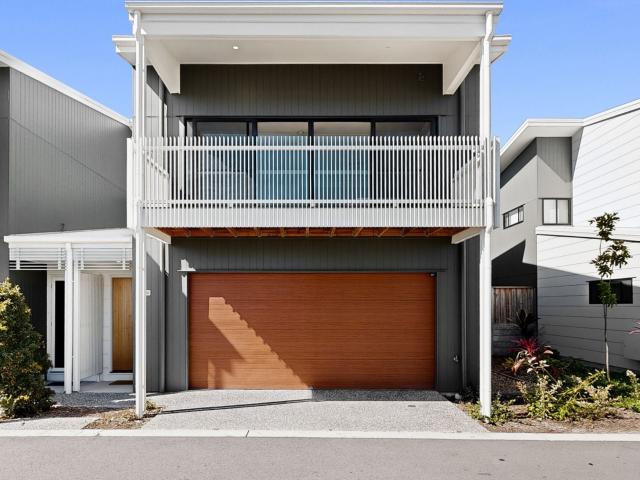 Modern & Spacious Furnished Townhouse in the Heart of Pimpama