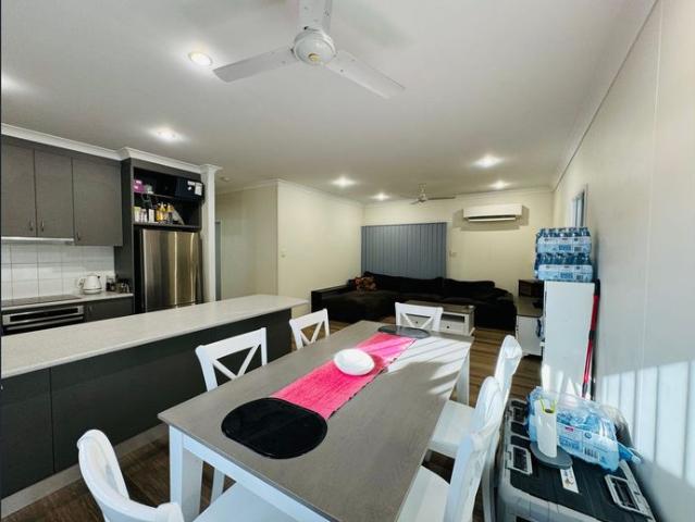 MODERN & SPACIOUS FURNISHED 4 BEDROOM HOME! CLOSE TO SCHOOLS AND SHOPS!