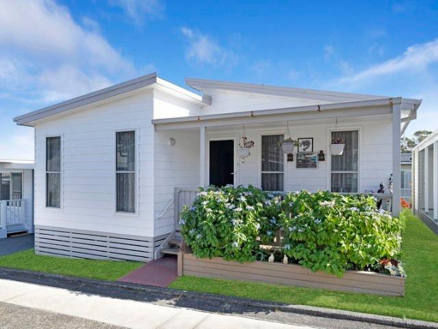 Modern & Spacious Home in Vibrant Over 55s Community
