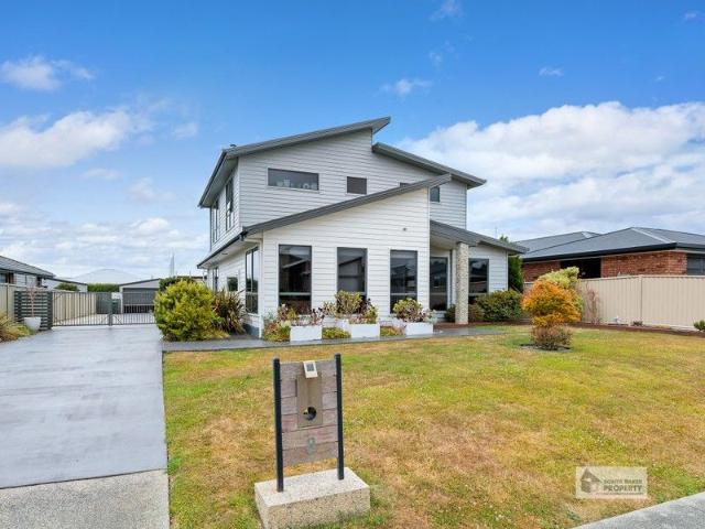 Modern, Spacious Home in Highly Sought After East Wynyard