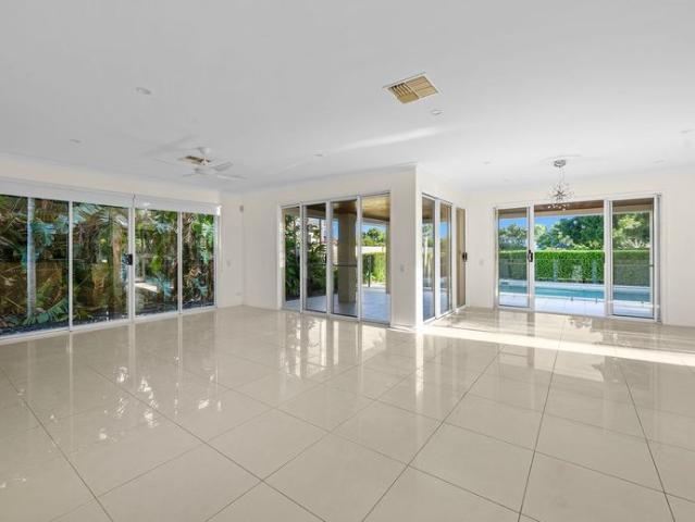 MODERN & SPACIOUS, LUXURY FAMILY HOME