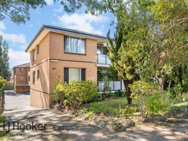 Modern Spacious Sunny Two Bedroom Apartment with a Lock Up Garage!