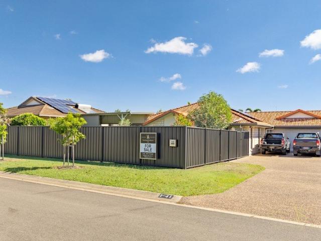 Modern, Spacious, Private Yard, Outdoor Entertaining, walk to hospitals