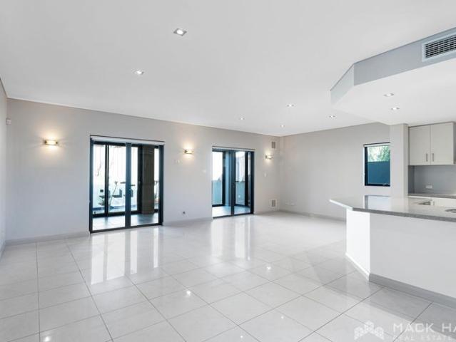 MODERN & SPACIOUS QUALITY HOME WITH STUNNING OUTDOOR ENTERTAINING AREA