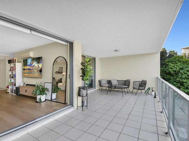 MODERN SPACIOUS RESORT STYLE LIVING AT ITS BEST SELLING NOW!