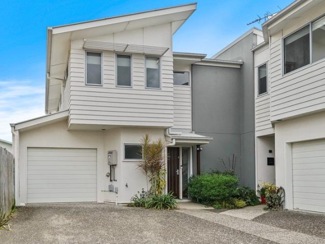 Freehold Modern, Spacious Townhome