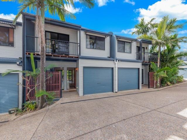 Modern & Spacious Townhouse in a Prime Cannonvale Location Partly Furnished