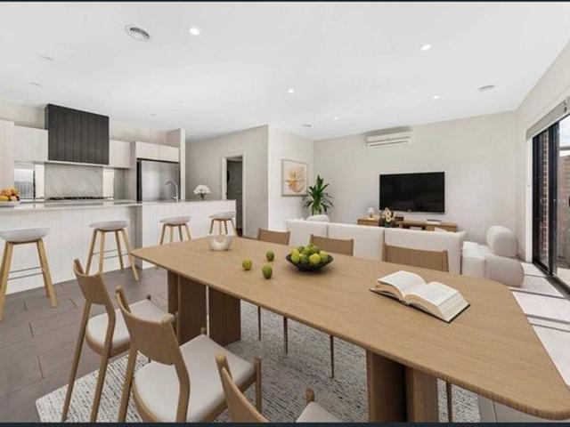 Modern & Spacious Townhouse in a Prime Avondale Heights Location