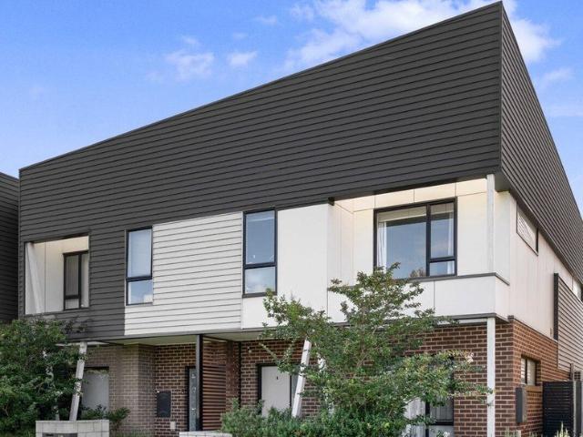 Modern & Spacious Townhouse in a Prime Avondale Heights Location