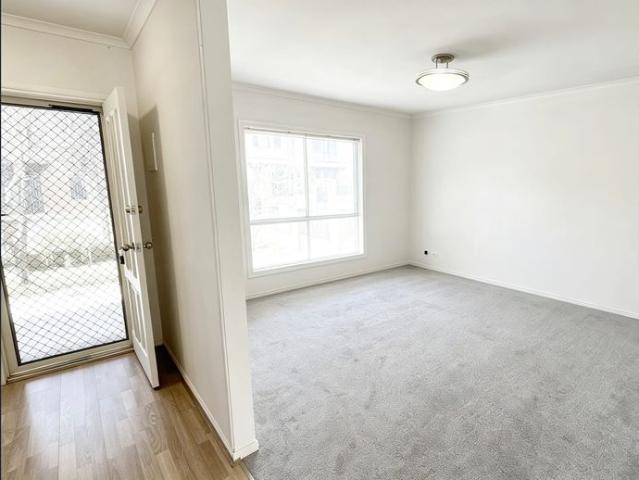 Modern & Spacious Townhouse in a Prime Glen Huntly Location
