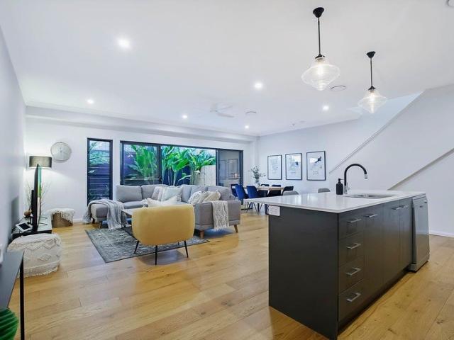 Modern & Spacious Townhouse in a Prime Norman Park Location
