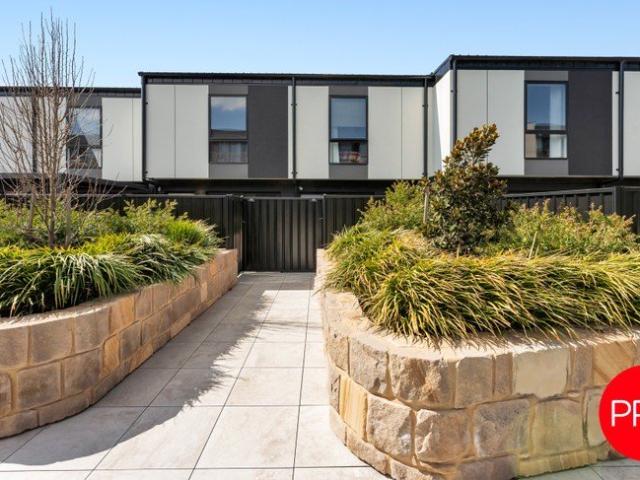 Modern & Spacious Townhouse in Googong