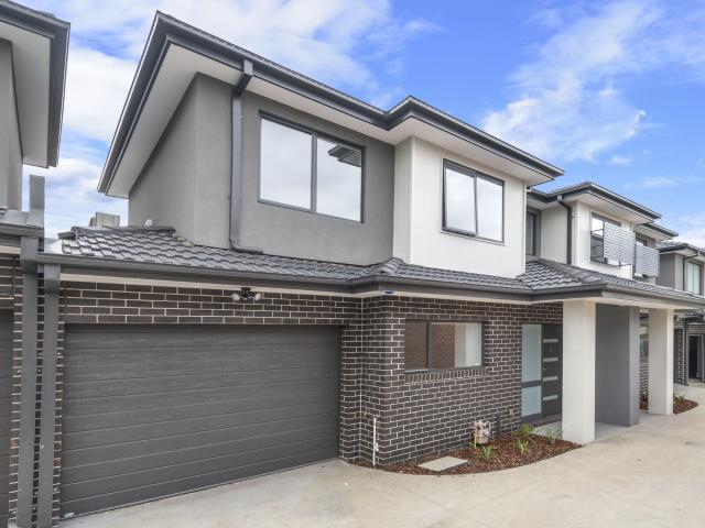 MODERN & SPACIOUS TOWNHOUSE