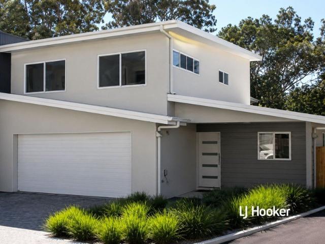 Modern & Stylish Three Bedroom Townhouse in a Convenient Location!