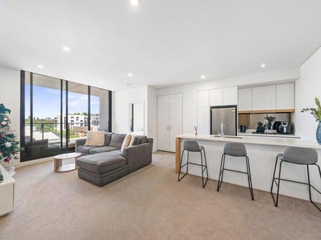 MODERN SPACIOUS TWO BEDROOM APARTMENT IN THE HEART OF ROSEBERY