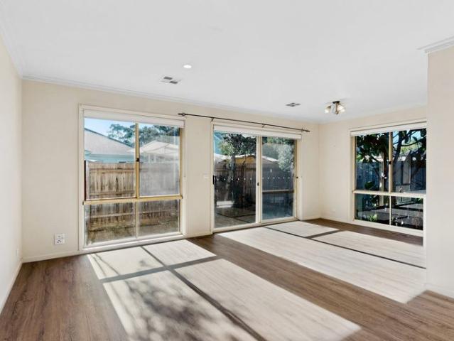 MODERN & SPACIOUS VILLA IN A PRIME McKINNON LOCATION