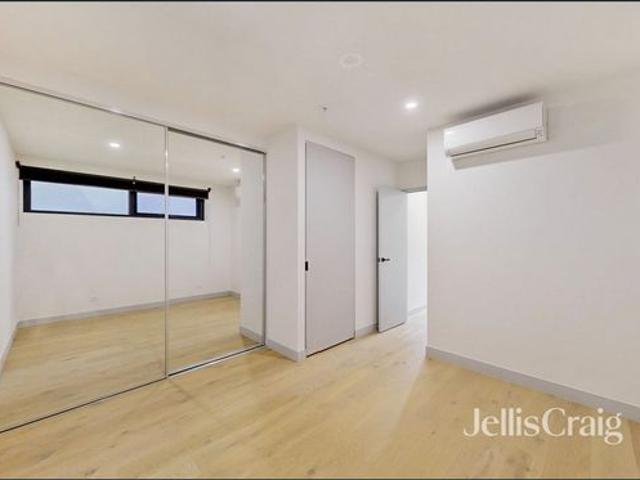 Modern Split Level Living in Richmond's Sought After 'Dux' Building