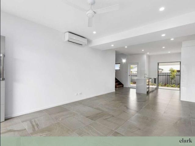 Modern Split Level Townhouse in a Convenient Carina Position
