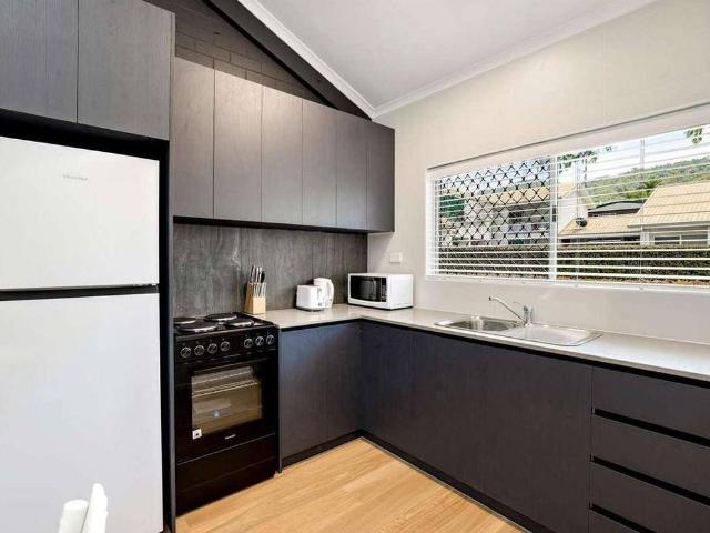 Modern Split Level Unit in the Heart of Edge Hill!