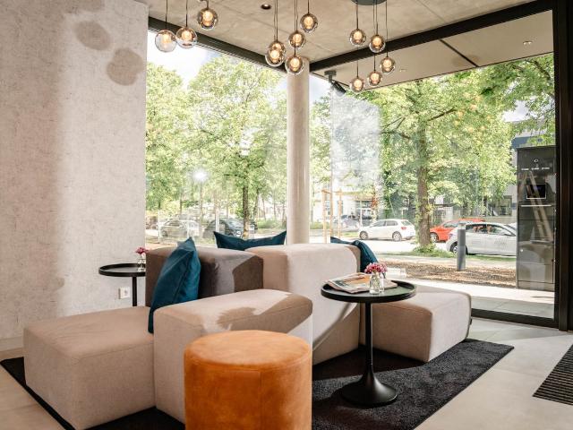 Modern Studio, near metro U2 station, weekly cleaning, Munchen Amsterdam Apartments for Rent