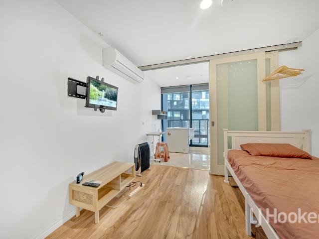 Modern Studio Apartment with Prime Location for Lease!