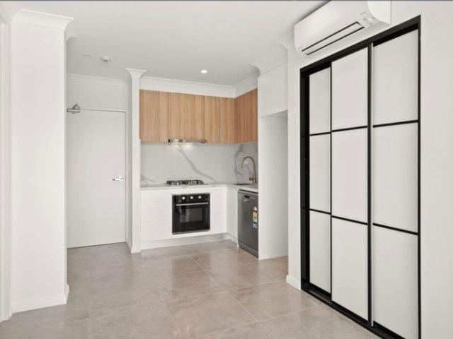 Modern Studio Apartment in Prime West Gosford Location!