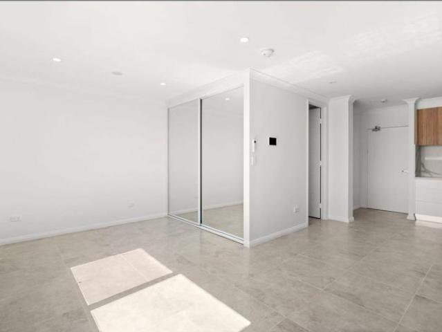 Modern Studio Apartment in Prime West Gosford Location!